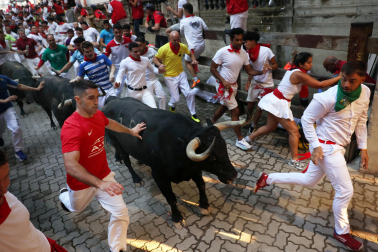 Segundo encierro de San Fermín 2026 con toros de Cebada Gago en la bajada al callejón y entrada a la plaza de toros.