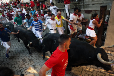 Segundo encierro de San Fermín 2026 con toros de Cebada Gago en la bajada al callejón y entrada a la plaza de toros.