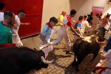 Segundo encierro de San Fermín 2026 con toros de Cebada Gago en la bajada al callejón y entrada a la plaza de toros.