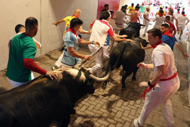 Segundo encierro de San Fermín 2026 con toros de Cebada Gago en la bajada al callejón y entrada a la plaza de toros.