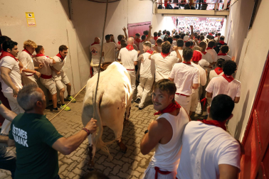 Segundo encierro de San Fermín 2026 con toros de Cebada Gago en la bajada al callejón y entrada a la plaza de toros.