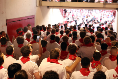 Segundo encierro de San Fermín 2026 con toros de Cebada Gago en la bajada al callejón y entrada a la plaza de toros.