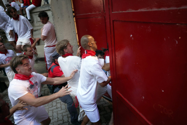 Segundo encierro de San Fermín 2026 con toros de Cebada Gago en la bajada al callejón y entrada a la plaza de toros.