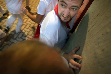 Segundo encierro de San Fermín 2026 con toros de Cebada Gago en la bajada al callejón y entrada a la plaza de toros.