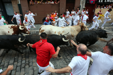 Segundo encierro de San Fermín 2026 con toros de Cebada Gago en Mercaderes.