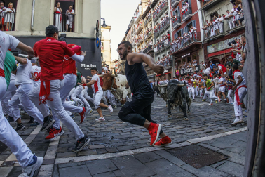 Segundo encierro de San Fermín 2026 con toros de Cebada Gago en la curva de Mercaderes.