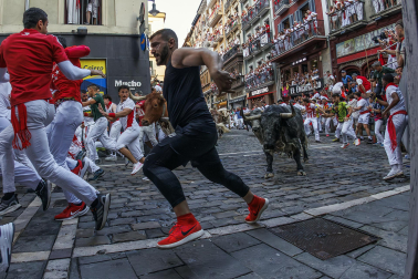 Segundo encierro de San Fermín 2026 con toros de Cebada Gago en la curva de Mercaderes.