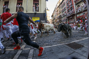 Segundo encierro de San Fermín 2026 con toros de Cebada Gago en la curva de Mercaderes.