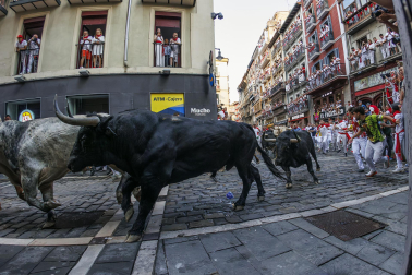 Segundo encierro de San Fermín 2026 con toros de Cebada Gago en la curva de Mercaderes.