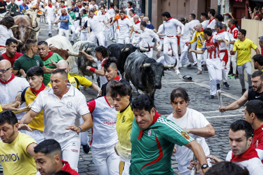 Segundo encierro de San Fermín 2026 con toros de Cebada Gago en la curva de Mercaderes.