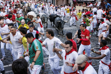 Segundo encierro de San Fermín 2026 con toros de Cebada Gago en la curva de Mercaderes.