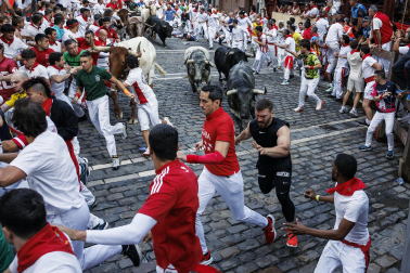 Segundo encierro de San Fermín 2026 con toros de Cebada Gago en la curva de Mercaderes.