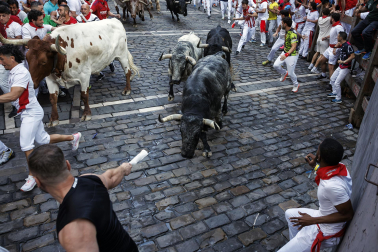 Segundo encierro de San Fermín 2026 con toros de Cebada Gago en la curva de Mercaderes.