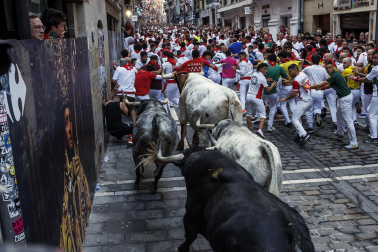 Segundo encierro de San Fermín 2026 con toros de Cebada Gago en la curva de Mercaderes.