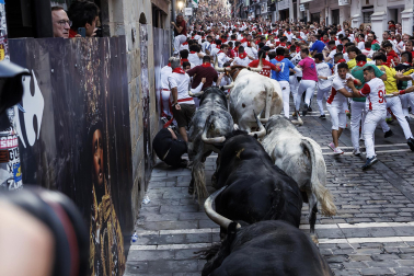 Segundo encierro de San Fermín 2026 con toros de Cebada Gago en la curva de Mercaderes.