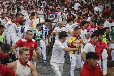 Segundo encierro de San Fermín 2026 con toros de Cebada Gago en la curva de Telefónica.