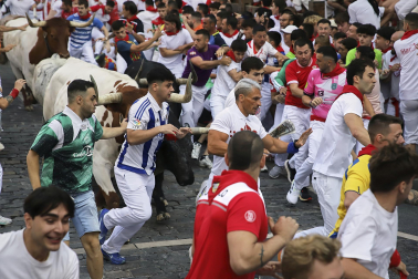 Segundo encierro de San Fermín 2026 con toros de Cebada Gago en la curva de Telefónica.