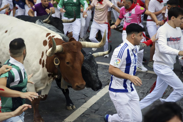 Segundo encierro de San Fermín 2026 con toros de Cebada Gago en la curva de Telefónica.