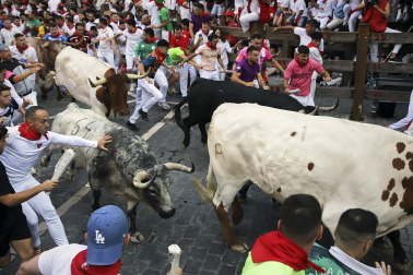Segundo encierro de San Fermín 2026 con toros de Cebada Gago en la curva de Telefónica.