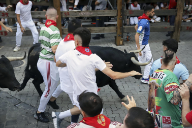 Segundo encierro de San Fermín 2026 con toros de Cebada Gago en la curva de Telefónica.