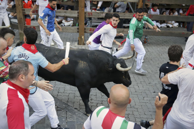 Segundo encierro de San Fermín 2026 con toros de Cebada Gago en la curva de Telefónica.