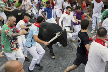 Segundo encierro de San Fermín 2026 con toros de Cebada Gago en la curva de Telefónica.