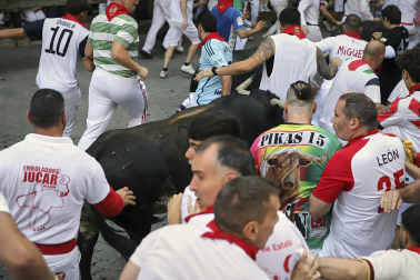 Segundo encierro de San Fermín 2026 con toros de Cebada Gago en la curva de Telefónica.