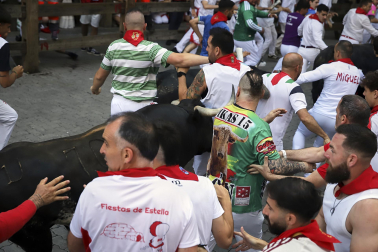 Segundo encierro de San Fermín 2026 con toros de Cebada Gago en la curva de Telefónica.