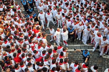 Segundo encierro de San Fermín 2026 con toros de Cebada Gago en la plaza del Ayuntamiento.