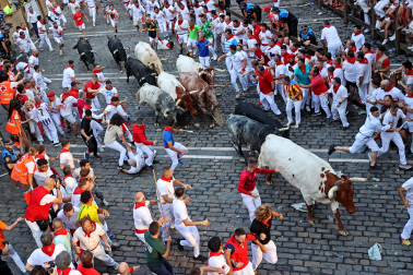 Segundo encierro de San Fermín 2026 con toros de Cebada Gago en la plaza del Ayuntamiento.
