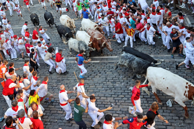 Segundo encierro de San Fermín 2026 con toros de Cebada Gago en la plaza del Ayuntamiento.