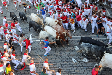 Segundo encierro de San Fermín 2026 con toros de Cebada Gago en la plaza del Ayuntamiento.