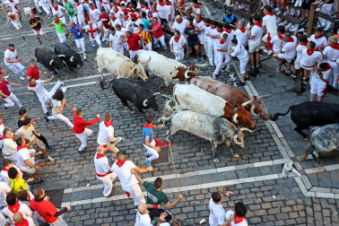 Segundo encierro de San Fermín 2026 con toros de Cebada Gago en la plaza del Ayuntamiento.