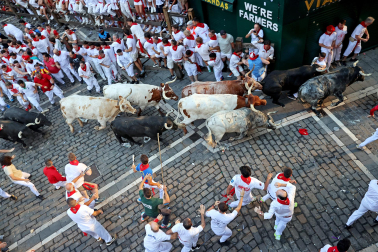 Segundo encierro de San Fermín 2026 con toros de Cebada Gago en la plaza del Ayuntamiento.
