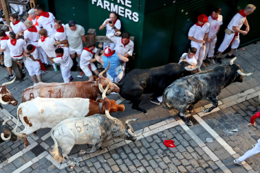 Segundo encierro de San Fermín 2026 con toros de Cebada Gago en la plaza del Ayuntamiento.