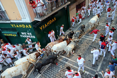 Segundo encierro de San Fermín 2026 con toros de Cebada Gago en la plaza del Ayuntamiento.