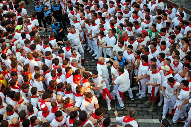 Segundo encierro de San Fermín 2026 con toros de Cebada Gago en la plaza del Ayuntamiento.