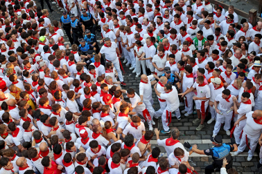 Segundo encierro de San Fermín 2026 con toros de Cebada Gago en la plaza del Ayuntamiento.