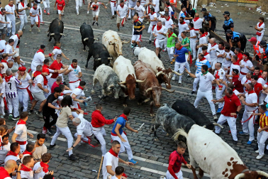 Segundo encierro de San Fermín 2026 con toros de Cebada Gago en la plaza del Ayuntamiento.