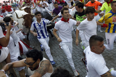 Segundo encierro de San Fermín 2026 con toros de Cebada Gago en la bajada al callejón.