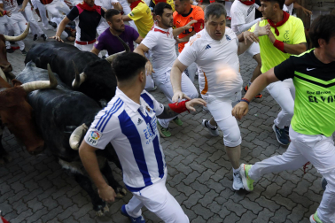 Segundo encierro de San Fermín 2026 con toros de Cebada Gago en la bajada al callejón.