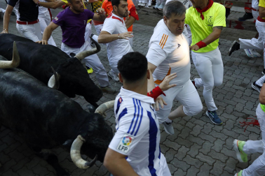 Segundo encierro de San Fermín 2026 con toros de Cebada Gago en la bajada al callejón.