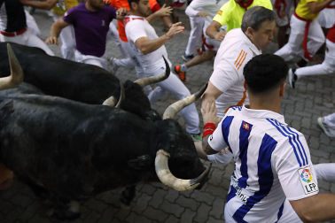Segundo encierro de San Fermín 2026 con toros de Cebada Gago en la bajada al callejón.