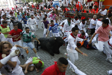 Segundo encierro de San Fermín 2026 con toros de Cebada Gago en la bajada al callejón.