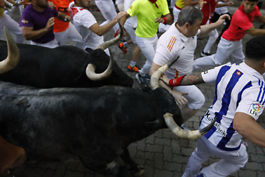Segundo encierro de San Fermín 2026 con toros de Cebada Gago en la bajada al callejón.