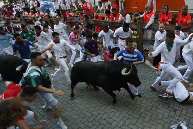 Segundo encierro de San Fermín 2026 con toros de Cebada Gago en la bajada al callejón.