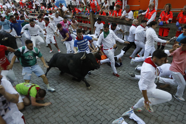 Segundo encierro de San Fermín 2026 con toros de Cebada Gago en la bajada al callejón.