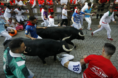 Segundo encierro de San Fermín 2026 con toros de Cebada Gago en la bajada al callejón.