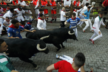 Segundo encierro de San Fermín 2026 con toros de Cebada Gago en la bajada al callejón.
