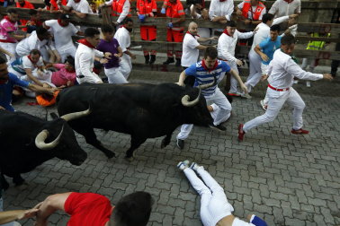 Segundo encierro de San Fermín 2026 con toros de Cebada Gago en la bajada al callejón.